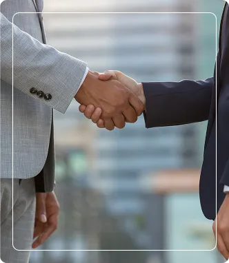 cis-consultoria-assessoria-investidores Aperto de mão firme entre dois profissionais em traje corporativo, simbolizando uma parceria estratégica de investimento em Angola.