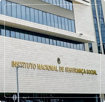 Fachada exterior do edifício do Instituto Nacional de Segurança Social (INSS) em Angola, representando auditoria e diagnóstico contributivo.