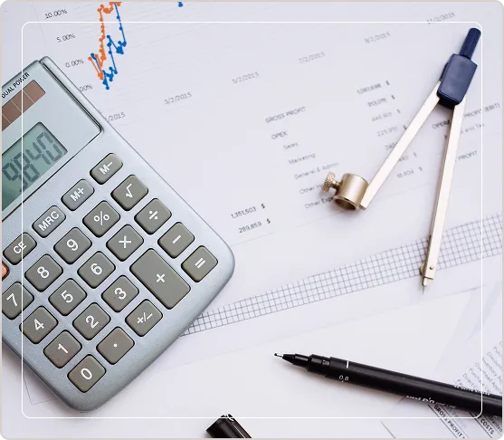 cis-consultoria-planeamento-tributario Calculadora, bússola de precisão e gráficos financeiros sobre uma mesa de escritório, representando o planeamento tributário legal da CIS Consultoria.