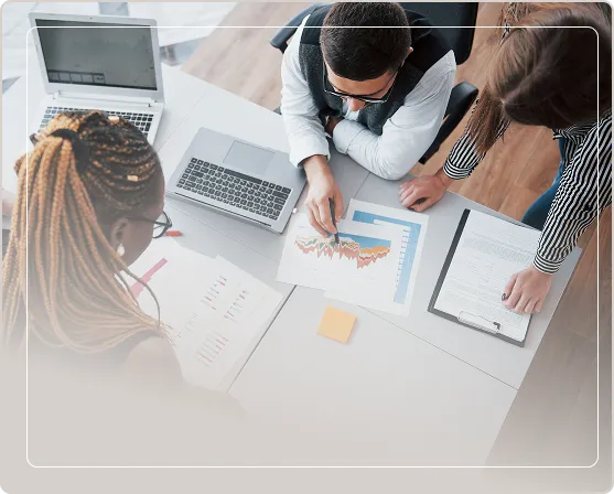 Equipe da CIS Consultoria analisando gráficos de desempenho e métricas de planejamento estratégico em uma reunião de negócios.