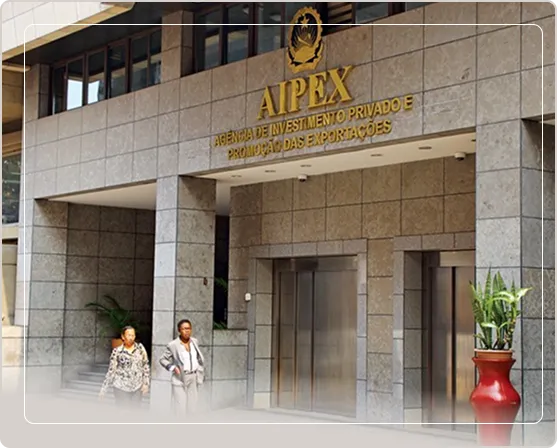 cis-consultoria-submissao-processos-aipex Fachada exterior do edifício da AIPEX em Angola, representando a submissão e acompanhamento ágil de processos de investimento.